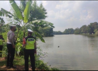 Helikopter Jatuh di Sebuah Danau di Depok, Jawa Barat, Mengagetkan Para Pemancing