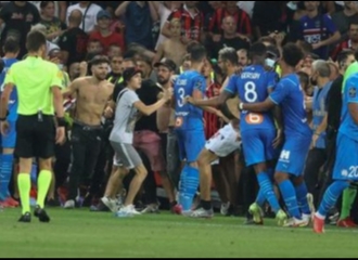 Laga Nice vs. Marseille Berujung Kerusuhan, Suporter Turun ke Lapangan dan Baku Hantam dengan Pemain serta Staff