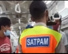 Viral Video 3 Pemuda DIturunkan Paksa dari KRL Jabodetabek Karena Mengobrol di Dalam Gerbong