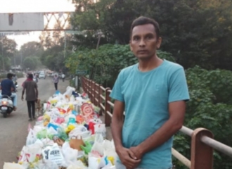 Viral Pria di India Berdiri di Pinggir Jalan dan Peringatkan Warga Untuk Tidak Buang Sampah ke Sungai