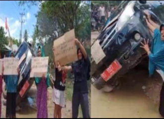 Pemda Ingkar Janji Perbaikan Jalan, Puluhan Emak-emak di Sultra Mengamuk, injak-injak Hingga Gulingkan Mobil Dinas
