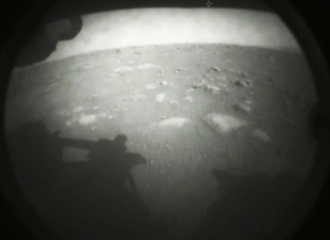Sukses! Misi Pedaratan ke Mars Kirim Foto Pertama dari Permukaan Planet Merah!