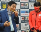 Seorang Walikota di Jepang Banjir Kritikan Karena Gigit Medali Emas Milik Atlet di Saat Pandemi COVID-19