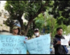 Unjuk Rasa Mahasiswa Depan Kantor DPRD Sumut Jadi Sorotan Karena Spanduk-spanduk Dengan Tulisan Nyeleneh 