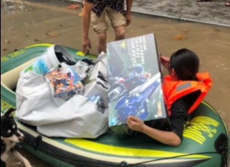 Istri Terobos Jendela Rumah Demi Selamatkan Koleksi Mainan Suami Saat Banjir Bandang