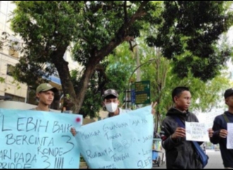 Unjuk Rasa Mahasiswa Depan Kantor DPRD Sumut Jadi Sorotan Karena Spanduk-spanduk Dengan Tulisan Nyeleneh 