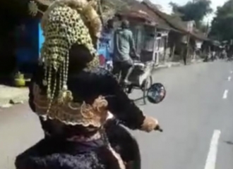 Kocak! Pengantin Wanita Naik Sepeda Motor Jemput Pengantin Pria yang Ketiduran di Hari Pernikahan