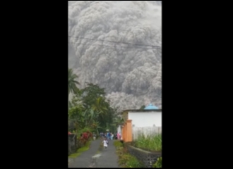 BREAKING: Gunung Semeru Erupsi Sabtu Sore Ini, Muntahkan Awan Panas dan Hujan Abu