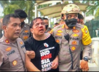 Pegiat Media Sosial dan Dosen UI Ade Armando Babak Belur di Hajar Massa Dalam Aksi Demo 11 April 2022