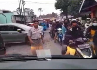 Viral Pria Ngaku Polisi Hadang Ambulans yang Tengah Bawa Pasien di Sukabumi, Cek Faktanya!