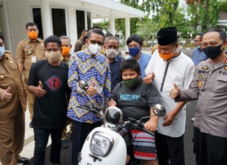 Bocah Korban Perundungan di Sulawesi Selatan Dapat Hadiah Sepeda Motor dan Beasiswa