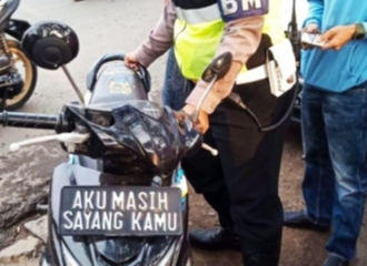 Plat Motor Bucin 'AKU MASIH SAYANG KAMU' yang Viral Setelah Ditindak Polisi