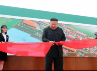 Kim Jong Un Muncul Kembali Setelah Tiga Minggu Absen, Tertawa dan Merokok