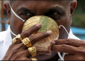 Seorang Pria di India Kenakan Masker Terbuat dari Emas Senilai Rp 56 Juta. Ampuh Tidak Menangkal COVID-19?
