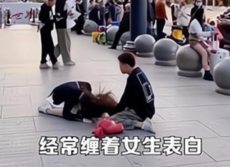 Viral Wanita di China Bersujud Memohon Pria yang Terobsesi Kepadanya Untuk Berhenti Mengejar-ngejarnya