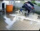 Mobil Terjungkal Saat Dicuci dii Tempat Pencucian Mobil Hidrolik, Nyaris Mengenai Pegawai Tempat Pencucian