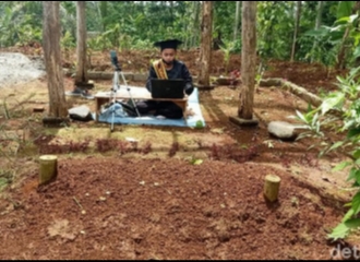 Bikin Haru, Mahasiswa di Banjarnegara Ikuti Wisuda Online di Depan Makam Mendiang Ayahnya