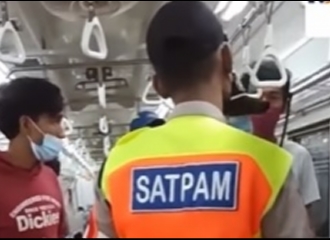 Viral Video 3 Pemuda DIturunkan Paksa dari KRL Jabodetabek Karena Mengobrol di Dalam Gerbong