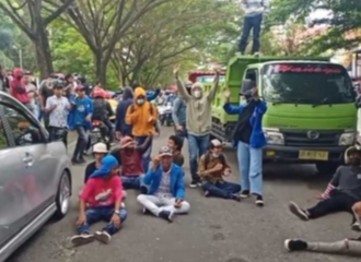Mahasiswa di Ambon Demo Tolak PPKM Darurat, Blokir Sejumlah Jalan HIngga Menyandera Satu Truk