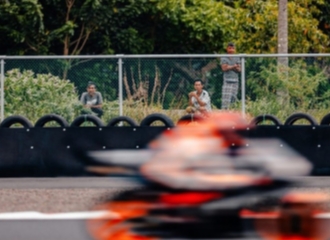 Momen Unik Bapak-bapak Bersarung Nonton Ujicoba Pramusim MotoGP Jadi Viral di Kalangan Warganet
