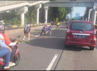 Viral Rombongan Pesepatu Roda Melintas di Jalan Raya Ibu Kota, Polda Metro: Tidak Boleh Itu Berbahaya!