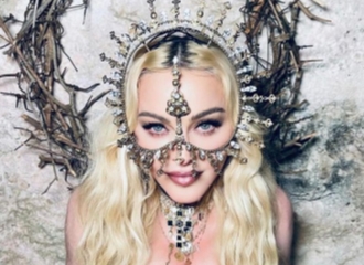 Keren, Karya Desainer Rinaldy Yunardi Kembali Dikenakan Penyanyi Populer Madonna Saat Rayakan Ultah