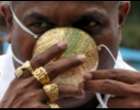 Seorang Pria di India Kenakan Masker Terbuat dari Emas Senilai Rp 56 Juta. Ampuh Tidak Menangkal COVID-19?
