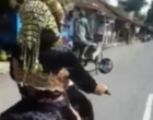 Kocak! Pengantin Wanita Naik Sepeda Motor Jemput Pengantin Pria yang Ketiduran di Hari Pernikahan