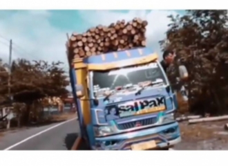 Viral Video Truk Miring di Lumajang, Ngakunya Untuk Hiburan Masyarakat