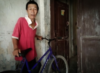 Kakek 50 Tahun Ini Tempuh 276 Km Naik Sepeda Onthel Demi Kembalikan Dompet Orang yang Ia Tak Kenal