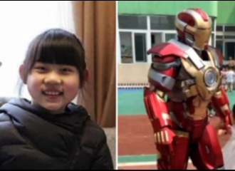 Putrinya Disebut Pembohong Oleh Teman-Temannya, Pria Ini Datang Ke Sekolah Mengenakan Armor Iron Man