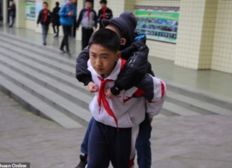 Siswa 12 Tahun Ini Setiap Hari Menggendong Temannya yang Tak Bisa Berjalan di Sekolah Selama ENAM Tahun Lamanya
