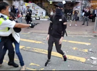Hong Kong: Petugas Polisi (Lagi-lagi) Tembak Seorang Pria Dengan Peluru Asli Hingga Kritis
