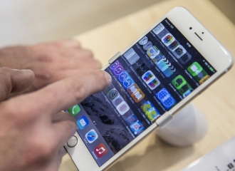 Uji Ketahanan, Pria Ini Nekat 'Siksa' iPhone 7 di Dalam Microwave