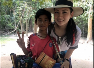 Seorang Bocah Penjual Suvenir di Kamboja Viral Karena Bisa Berbicara dalam Lebih dari 10 Bahasa