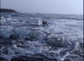 Seorang Nenek dan 'Singgasana Es' Yang Ia Duduki Terseret ke Laut Lepas