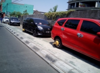 Viral Deretan Mobil Parkir di Trotoar di Solo Dapat 'Hadiah Digembok Ban' Oleh Dishub