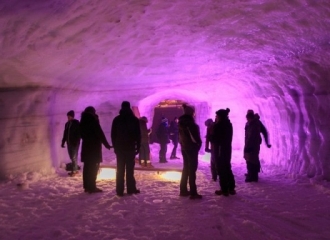 Menyusuri Terowongan Es Terbesar di Islandia