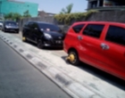 Viral Deretan Mobil Parkir di Trotoar di Solo Dapat 'Hadiah Digembok Ban' Oleh Dishub