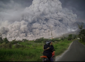 Gunung Sinabung Muntahkan Abu Vulkanik Setinggi 7 Km