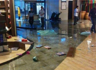 Beginilah Detik-detik Mengerikan Saat Pintu Kaca AEON Mall Pecah