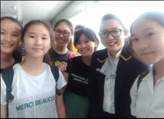 Viral Lima Siswi SMP Bersihkan MRT, Aksi Nyata Daripada Debat Tanpa Solusi