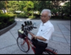 Kakek Ini Bawa 11 Smartphone Sekaligus Saat 'Berburu Pokemon'