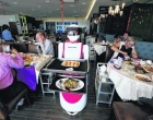Rong Heng Seafood: Restoran Unik Dengan Pelayan Robot
