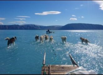 Fenomena 'Berjalan di Permukaan Laut' Ini Sebenarnya Adalah Hasil Genangan Es di Greenland yang Meleleh Terlalu Dini