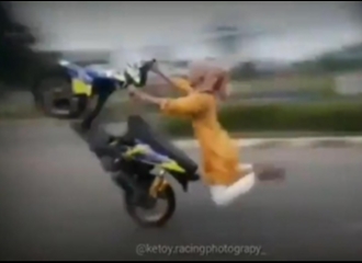 Video: Viral Seorang Ukhti Mencoba Beraksi di Atas Sepeda Motornya, Berujung Terbang dan Terjungkal