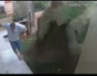 [Video] Niatnya Basmi Kecoak, Pria Ini Malah Menghancurkan Pekarangan Rumah Dengan Meledakkannya