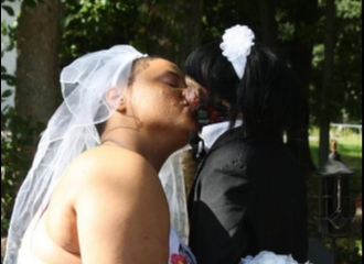 Wanita Ini Menikahi Boneka Zombie dan Mengaku Hidupnya Kini Telah Lengkap