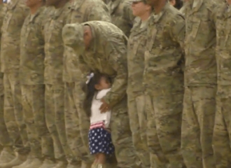Upacara Militer Amerika Serikat Terhenti Ulah Aksi Bocah Kecil Ini 