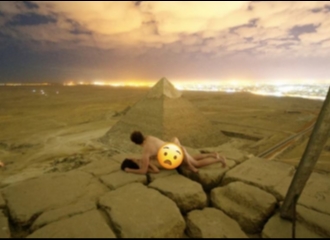 Pasangan Ini Telanjang Bulat dan Bercumbu di Puncak Piramida Besar Giza, Mesir